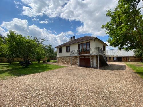 Maison chaleureuse avec un grand jardin