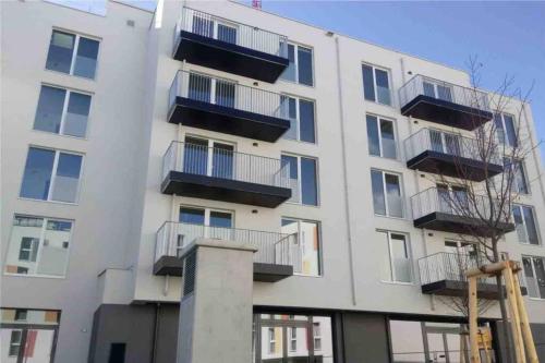 Modern & Sunny 52m2 Apartment with Balcony & Fast WIFI