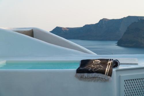 Double Room with Hot Tub and Partial Caldera View.