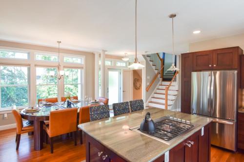 469 1 Min Walk to Beach Spacious Yard Modern Decor Rooftop Deck with Water Views - image 11