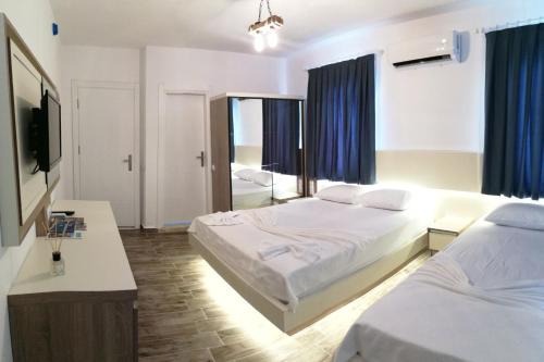Triple Room with Balcony image 10