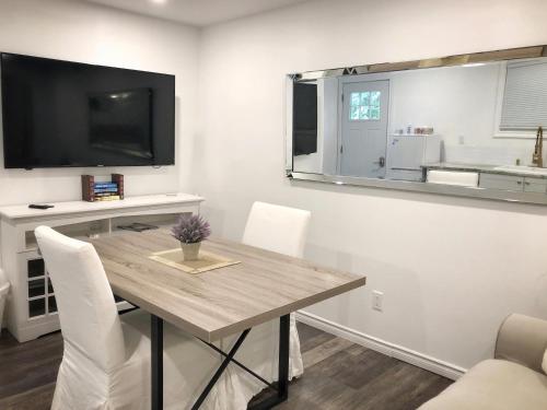 Einrichtungen, Romantic Golden Spa Suite in Lambton Shores (ON)