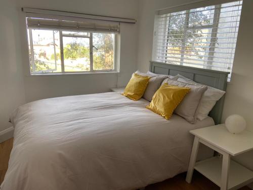 Warwick House - Stunning refurbished house with terrace and sea views