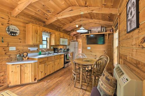 Quaint Log Cabin with Views Near West Jefferson in Warrensville, USA