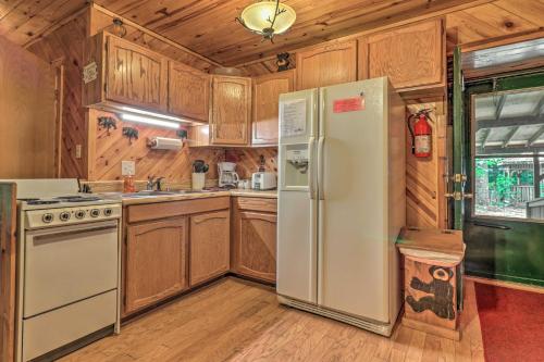 Cozy Maggie Valley Cabin with Deck and Private Hot Tub in Maggie Valley, USA