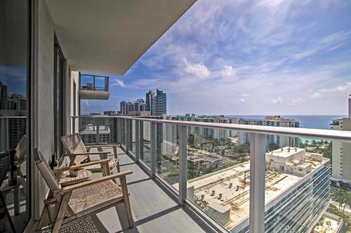 Luxe Hollywood Condo with Upscale Amenities! - image 8