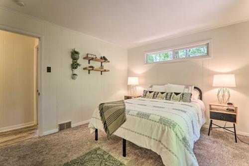 Luxury Home with Deck Walk to Lake Harmony! - image 10