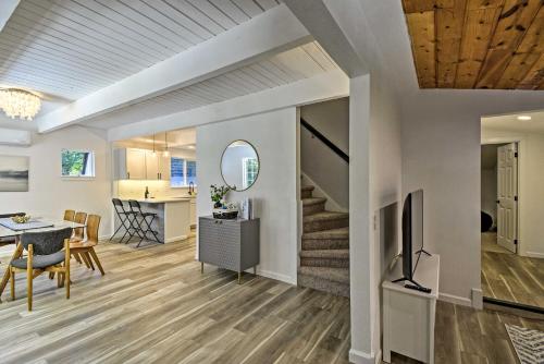 Quaint Lake Cushman Cottage with Private Access - image 3