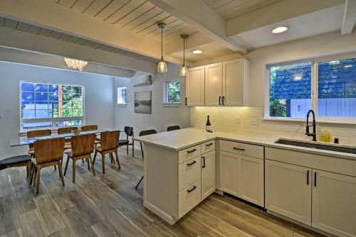 Quaint Lake Cushman Cottage with Private Access - image 9