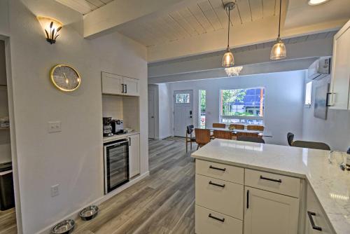 Quaint Lake Cushman Cottage with Private Access - image 11