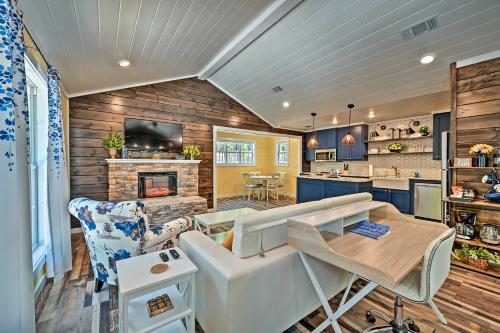 . Modern Studio Cabin with Fire Pit, Deck, and BBQ!