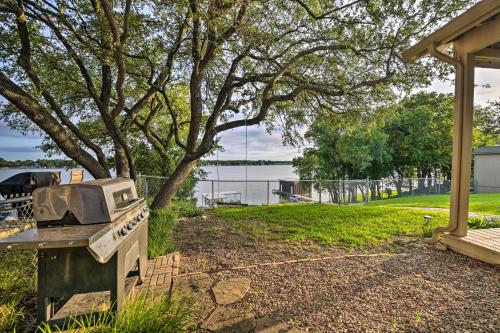 Lakefront Home Less Than 3 Miles to Historic Granbury!