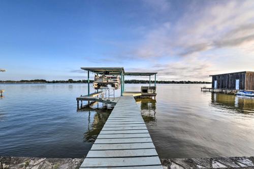 Lakefront Home Less Than 3 Miles to Historic Granbury!