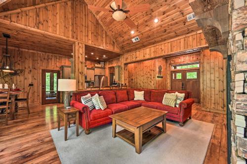 Luxe Broken Bow Cabin Hot Tub about 3 Mi to Hochatown in Broken Bow, USA