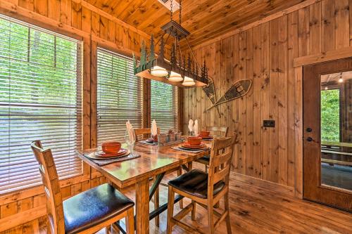 Luxe Broken Bow Cabin Hot Tub about 3 Mi to Hochatown in Broken Bow, USA