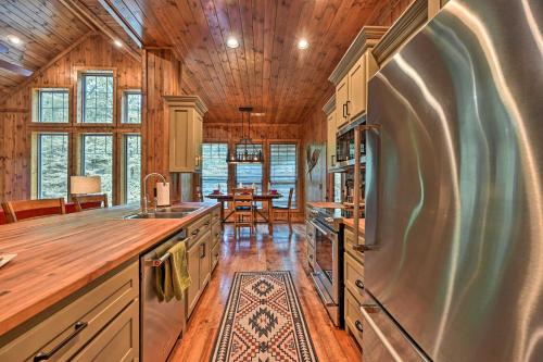 Luxury Cabin with Hot Tub 3 5 Mi to Hochatown! - image 10