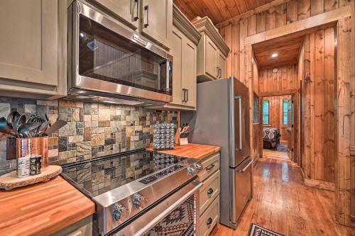 Luxury Cabin with Hot Tub 3 5 Mi to Hochatown! - image 11