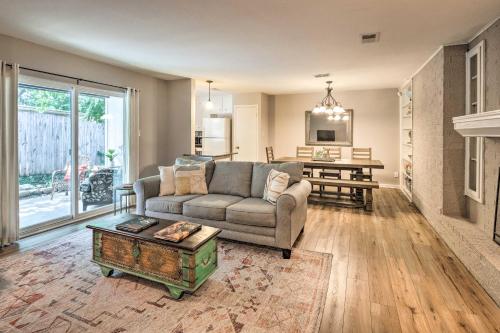 Beautiful Downtown Duplex with Patio Walk to 6th St - main image