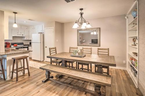 Beautiful Downtown Duplex with Patio Walk to 6th St - image 12