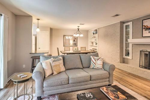 Beautiful Downtown Duplex with Patio Walk to 6th St - image 25