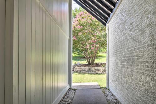 Beautiful Downtown Duplex with Patio Walk to 6th St - image 38