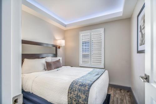 Queen Room with One Queen Bed and One Double Bed - Non-Smoking