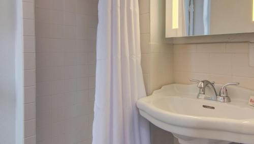 The Bristol Hotel - image 3