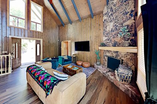 Custom Lake-View Home on Huge Lot - Tesla Charger home - image 3