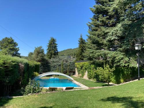 Gran chalet con piscina y apartamento en Navacerrada