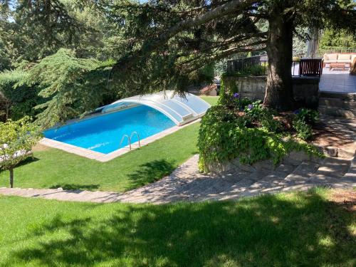 Gran chalet con piscina y apartamento en Navacerrada