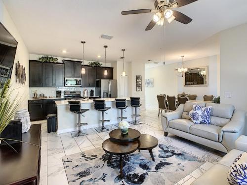 LAUCH OFFER - AWE-INSPIRING 4BDRM TOWNHOME 10 MiN DISNEY - image 8