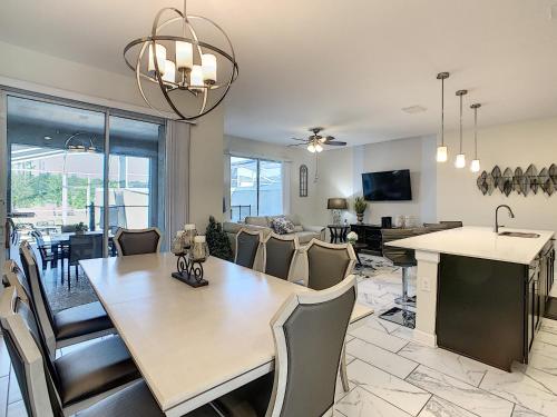 LAUCH OFFER - AWE-INSPIRING 4BDRM TOWNHOME 10 MiN DISNEY - image 11