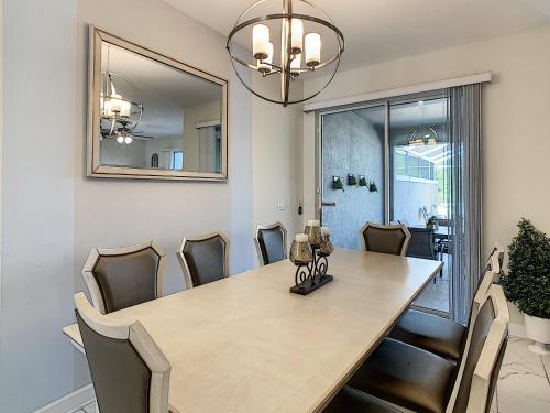 LAUCH OFFER - AWE-INSPIRING 4BDRM TOWNHOME 10 MiN DISNEY - image 10