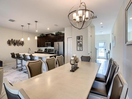 LAUCH OFFER - AWE-INSPIRING 4BDRM TOWNHOME 10 MiN DISNEY - image 13