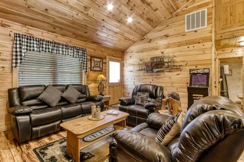 Bear Hugs, Free Tickets, Hot Tub, WIFI!!! thumb 3