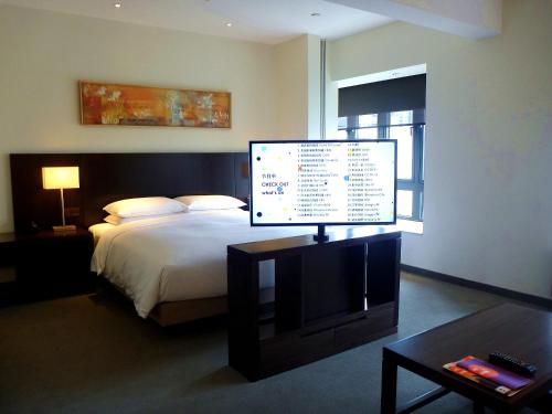Specialty King Room with Sofa Bed Include 1 Breakfast image 4