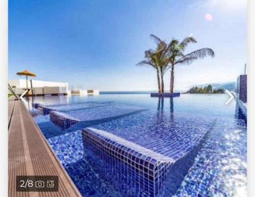 Piso de lujo en la playa de un pueblo de Granada con piscina infiniti, yacuzzi en la piscina, tumbonas privadas y mucho más