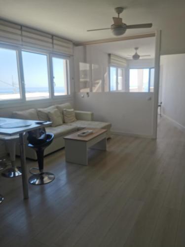 Piso de lujo en la playa de un pueblo de Granada con piscina infiniti, yacuzzi en la piscina, tumbon