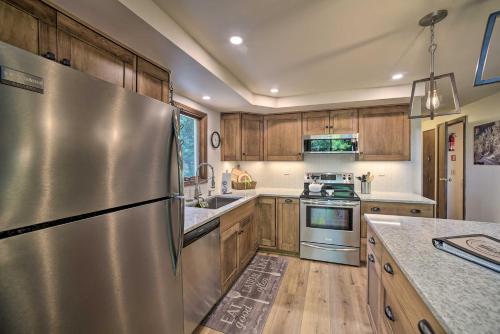 Newly Renovated Home with Hot Tub, Deck and EV Charger in Hunter, USA