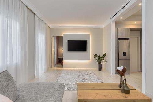 Six-Bedroom House with Rooftop Hot Tub image 2