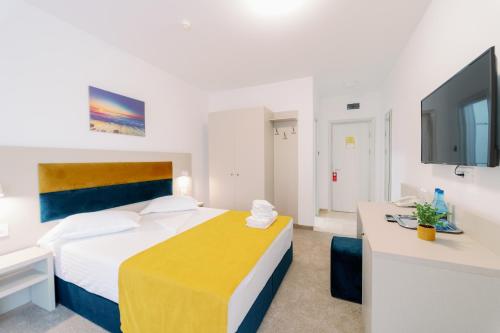 Standard Double Room image 4