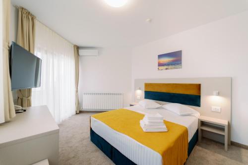 Standard Double Room image 9