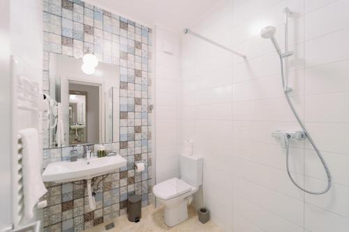 Standard Double Room image 6
