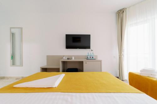 Family Room image 7