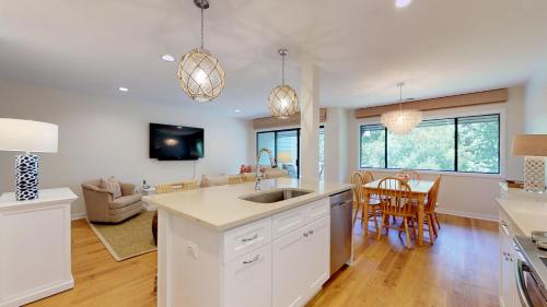 299 Turnberry Village - image 4