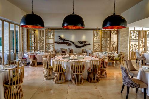 Restaurant, AYANA Resort Bali in Bali