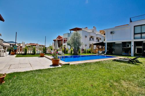 Double Room with Pool View image 10