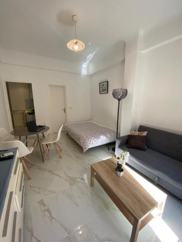 studio, centre ville, bord de mer, - Tap to explore photos