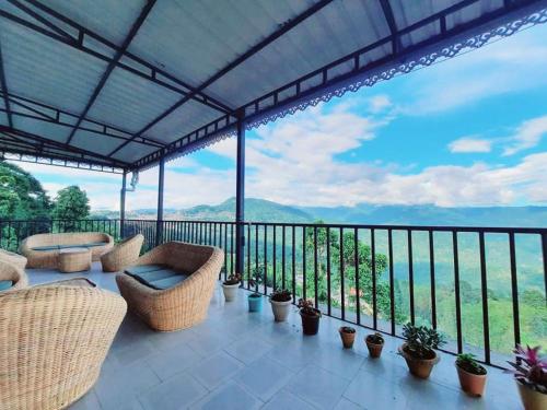 Balkon/teras, Apartemen 4000 m² dengan 6 kamar tidur dan 6 kamar mandi pribadi di Chandraloke (Kalimpong Sunrise-Inn Homestay) in Kalimpong