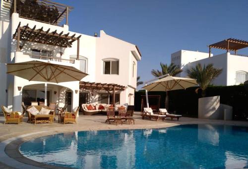 Beach Front Four-Bedroom Villa in Ph4 with Private Pool in El Gouna